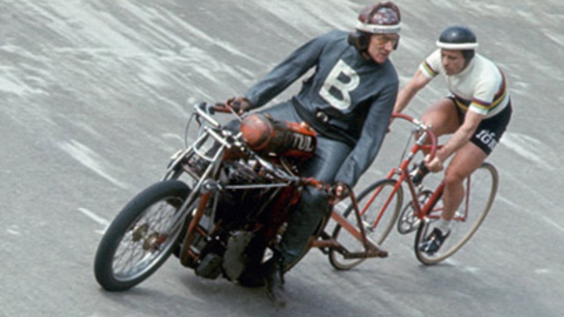 Timoner, con su inseparable motociclista Onofre Oliver