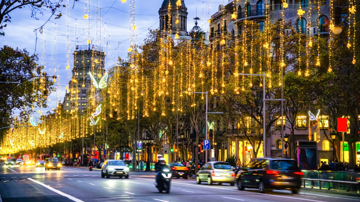 Iluminación con adornos navideños en una calle de Barcelona