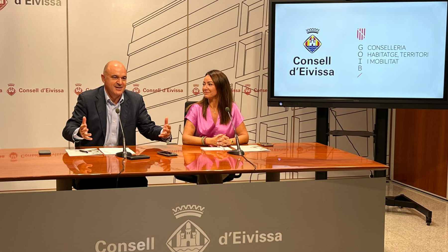 El presidente del Consell de Ibiza, Vicent Marí, y la consellera de Vivienda del Govern, Marta Vidal.