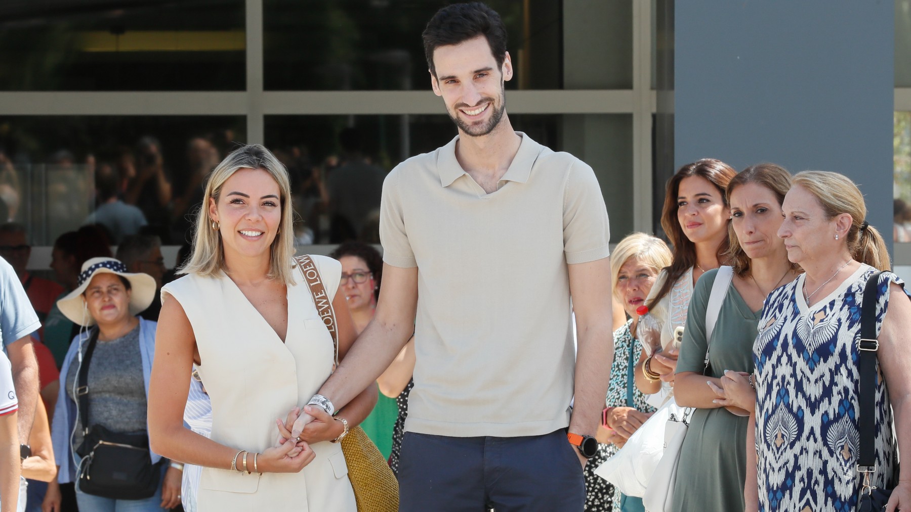 Sergio Rico, a la salida del hospital. (EFE)