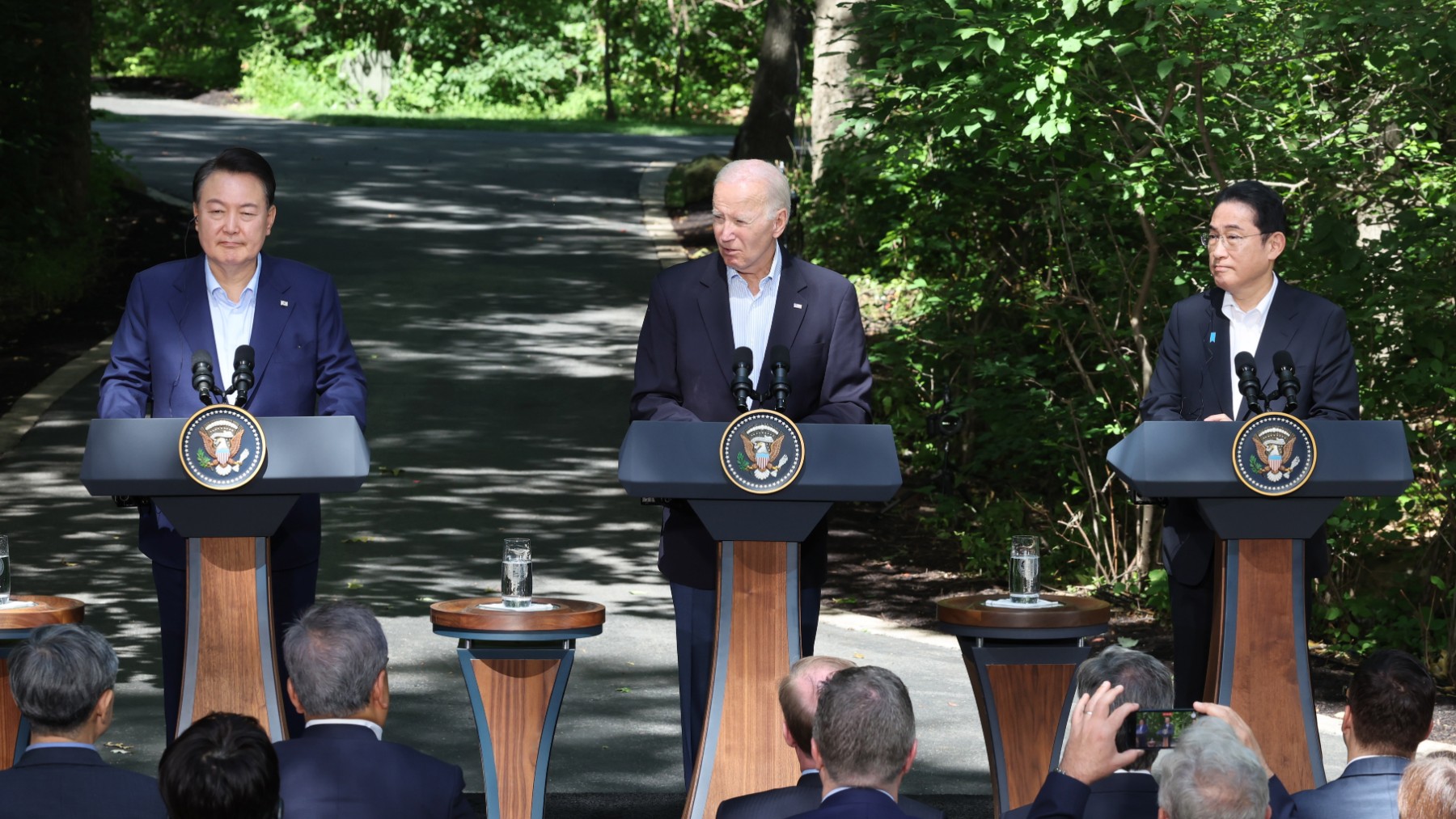 El presidente de Corea del Sur Yoon Suk Yeol, el líder de EEUU Joe Biden y el primer ministro japonés Fumio Kishida (Efe).