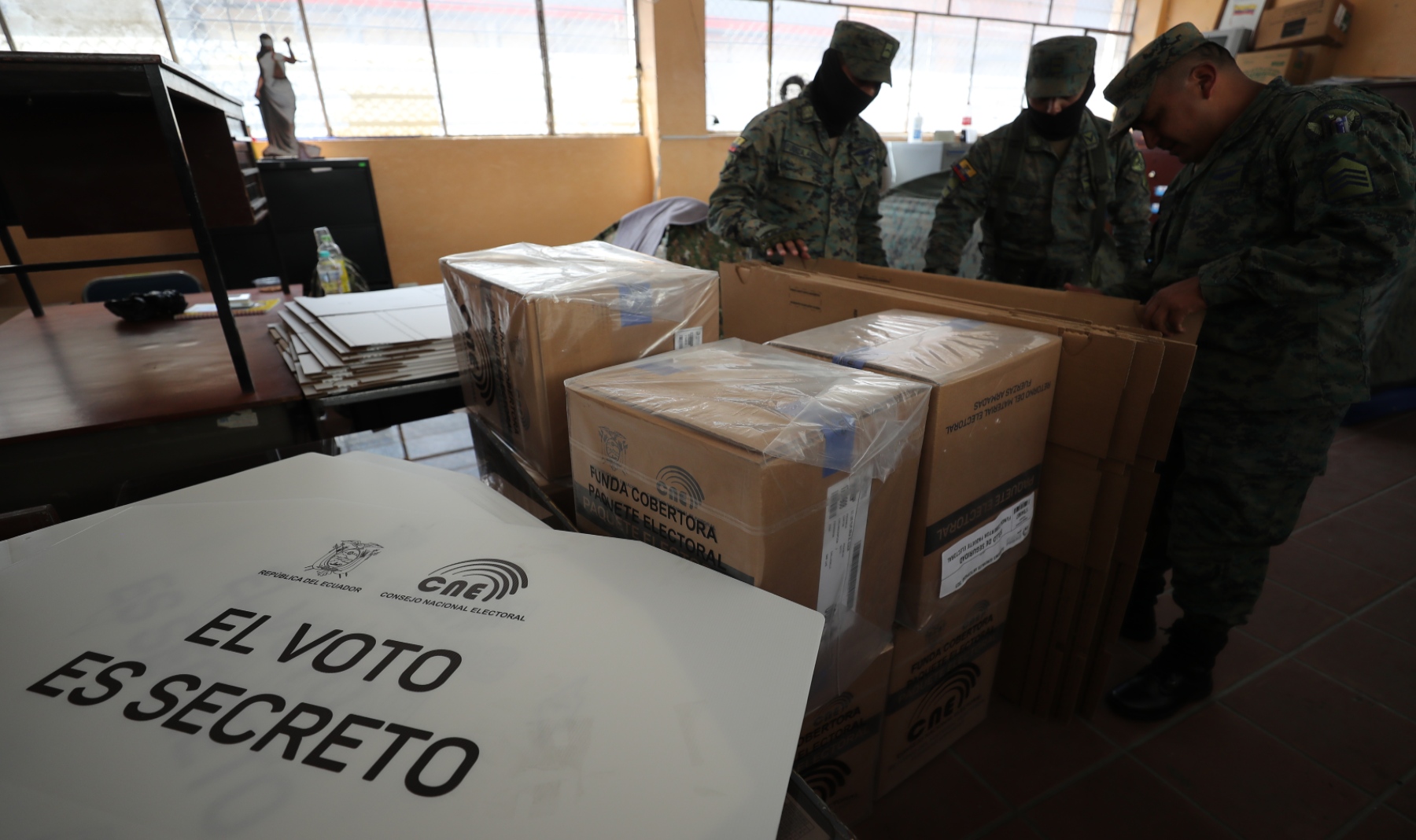Militares distribuyen material electoral de cara a las elecciones presidenciales y legislativas extraordinarias de Ecuador.