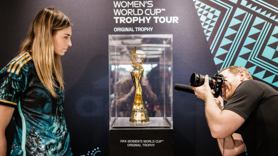 Mundial Femenino de Fútbol 2023: ¿Cuánto pesa, quién diseño y en qué se  inspiró el trofeo?