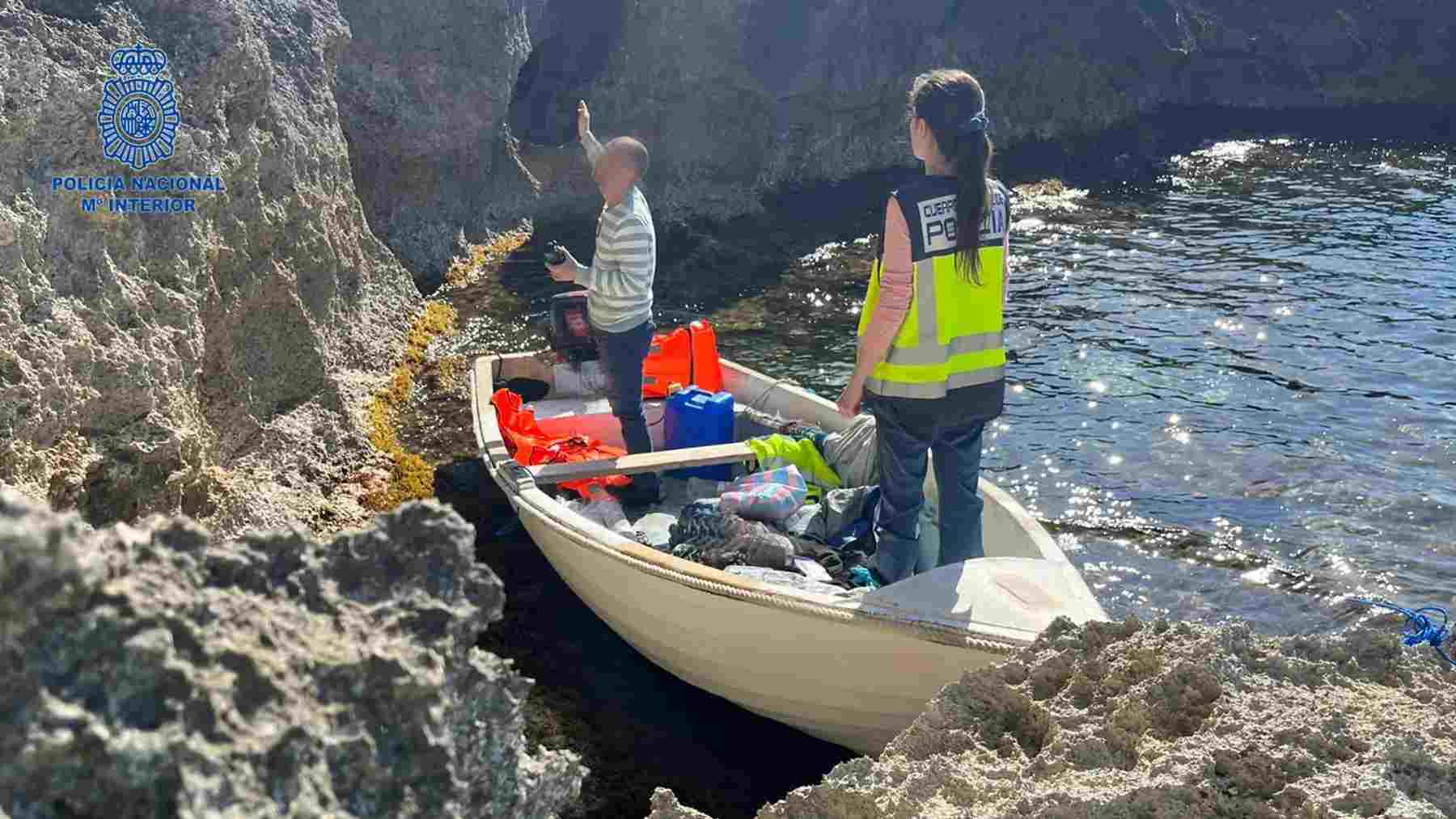 Agentes de la Policía Nacional inspeccionan una patera llegada a Baleares.