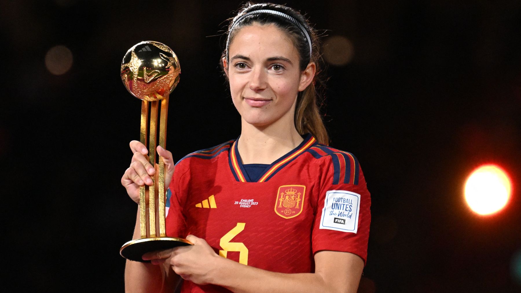 Aitana con el premio de mejor jugadora del Mundial (AFP)