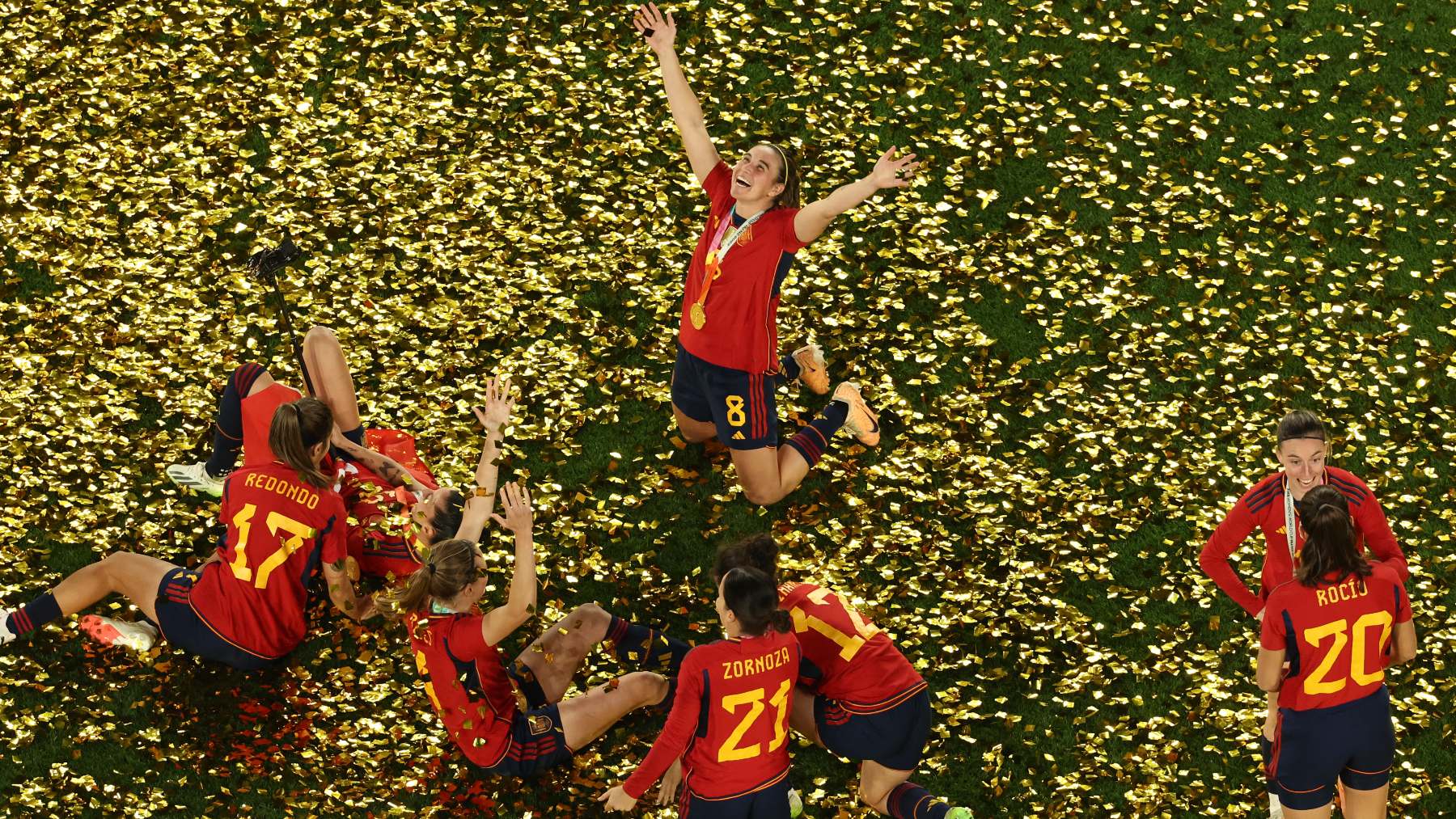 España celebra el Mundial sobre el césped. (AFP)