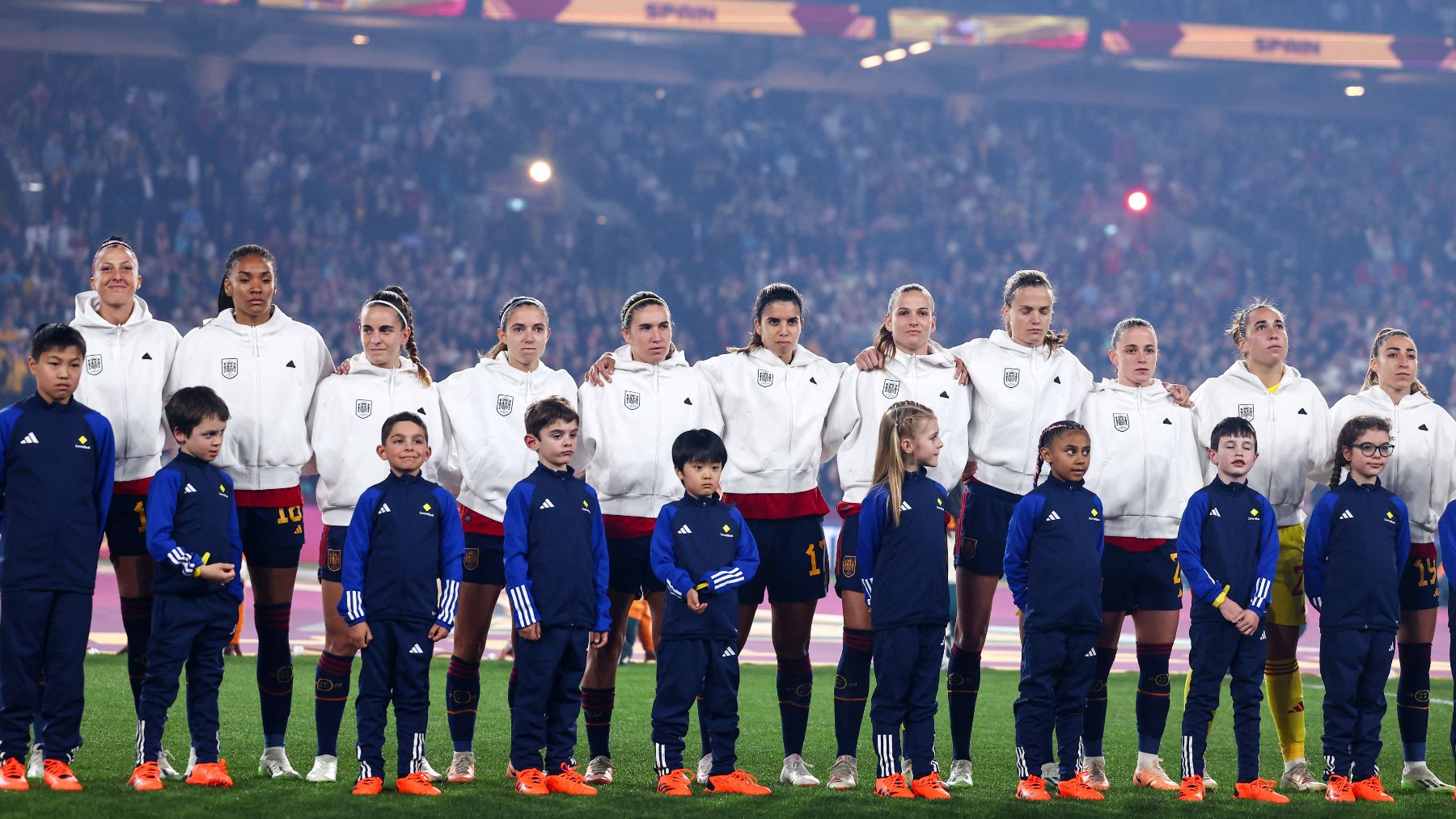 La selección española durante el himno (AFP)