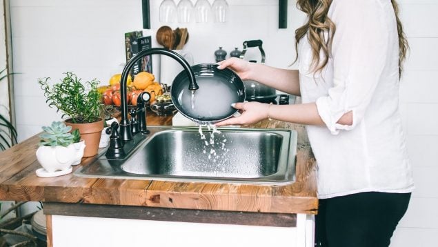 Este es el truco para fregar que utilizan en Nueva Zelanda con el que ahorrarás agua y tiempo