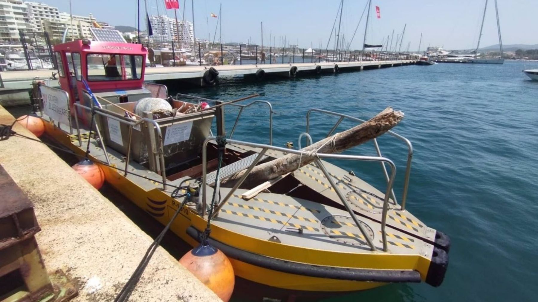 Barca de limpieza del litoral de la Conselleria del Mar y del Ciclo del Agua.