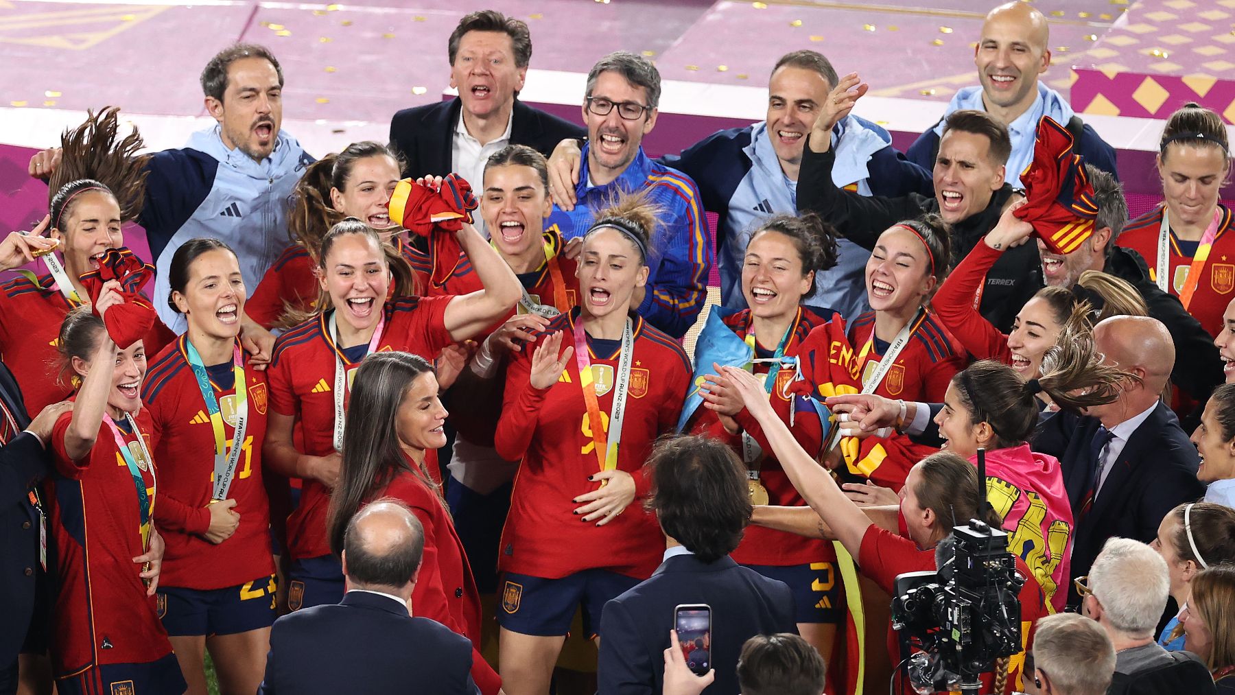 La Reina Letizia con las jugadoras de la selección.