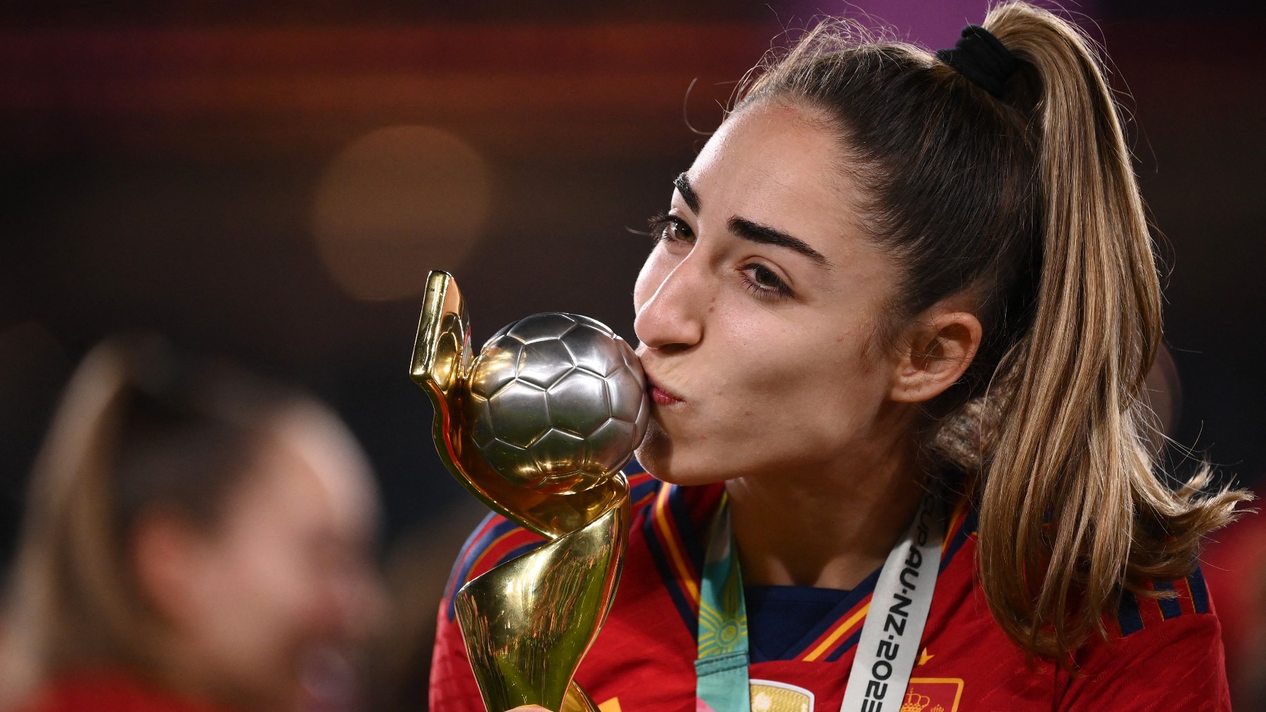 Olga Carmona besa la Copa. (AFP)