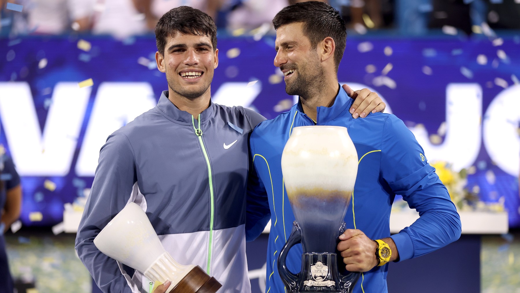 Carlos Alcaraz y Novak Djokovic, en la ceremonia de premios de Cincinnati. (Getty)