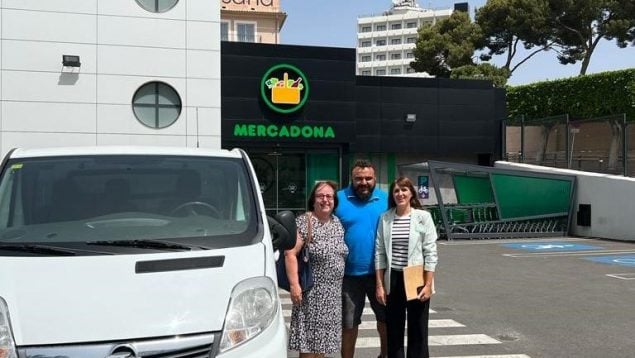 Entrega de la furgoneta por parte de Mercadona a la Fundación Barceló.