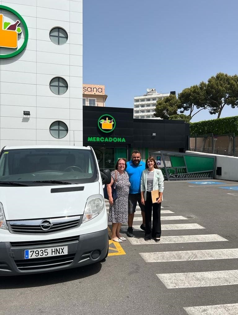 Entrega de la furgoneta por parte de Mercadona a la Fundación Barceló.
