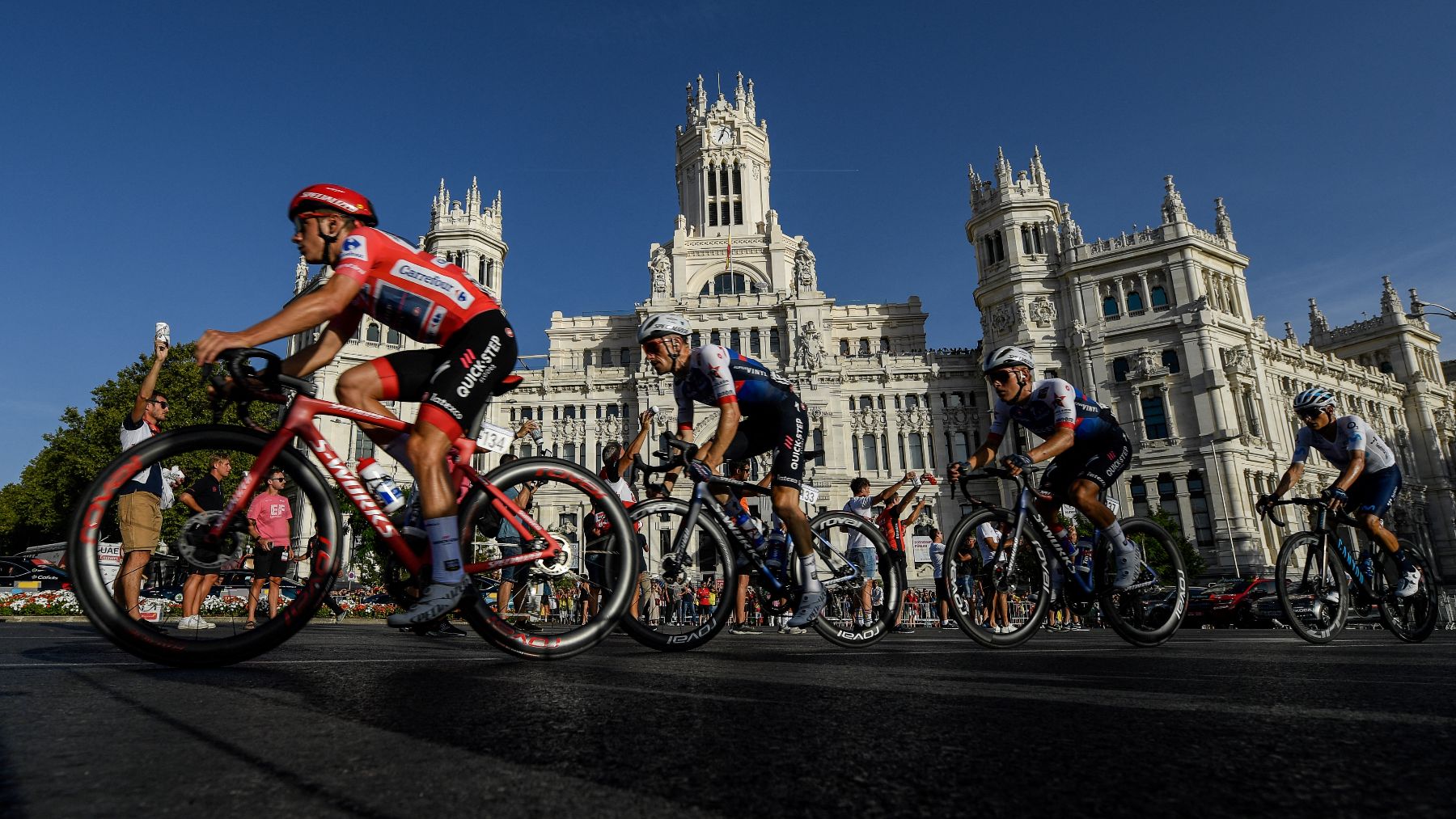 Los ciclistas pasan por Madrid en La Vuelta a España 2022. (AFP)