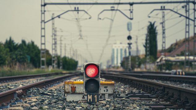 Balasto: estas son las curiosas razones por las que se ponen piedras en las vías del tren