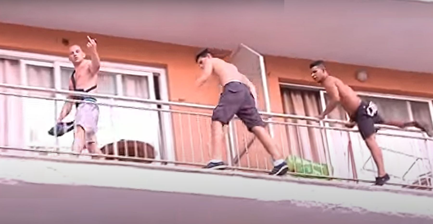 Tres turistas saltan de un balcón a otro en un hotel en Magaluf.