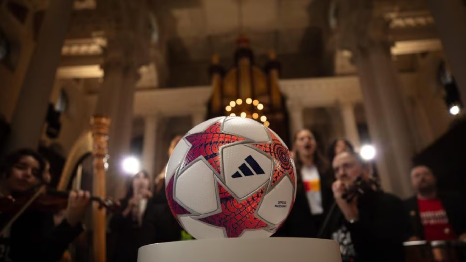 La UEFA presenta los nuevos balones para la Champions League masculina y femenina