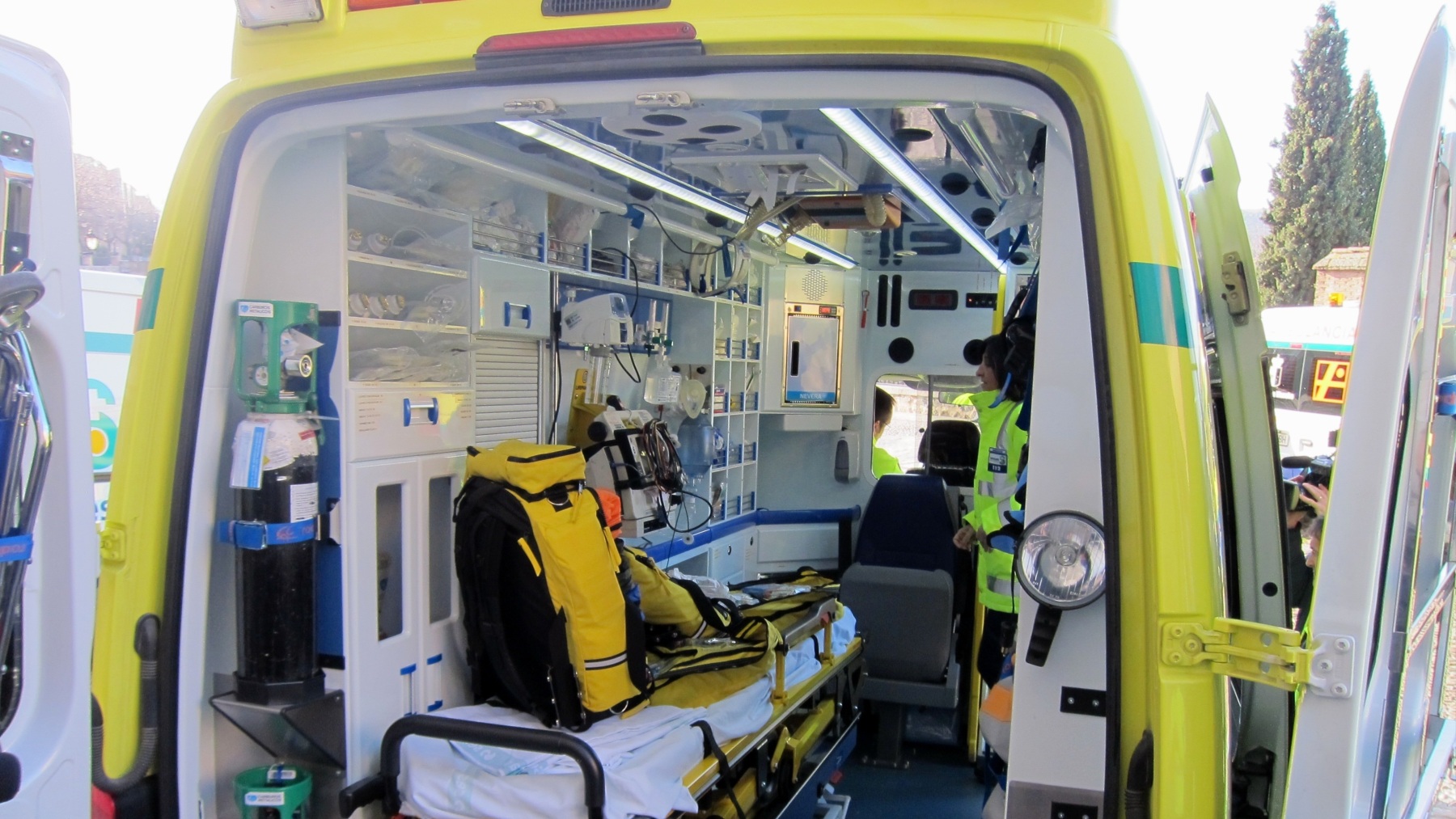 Una ambulancia sufre un accidente en Sevilla y muere el herido que llevaba al hospital