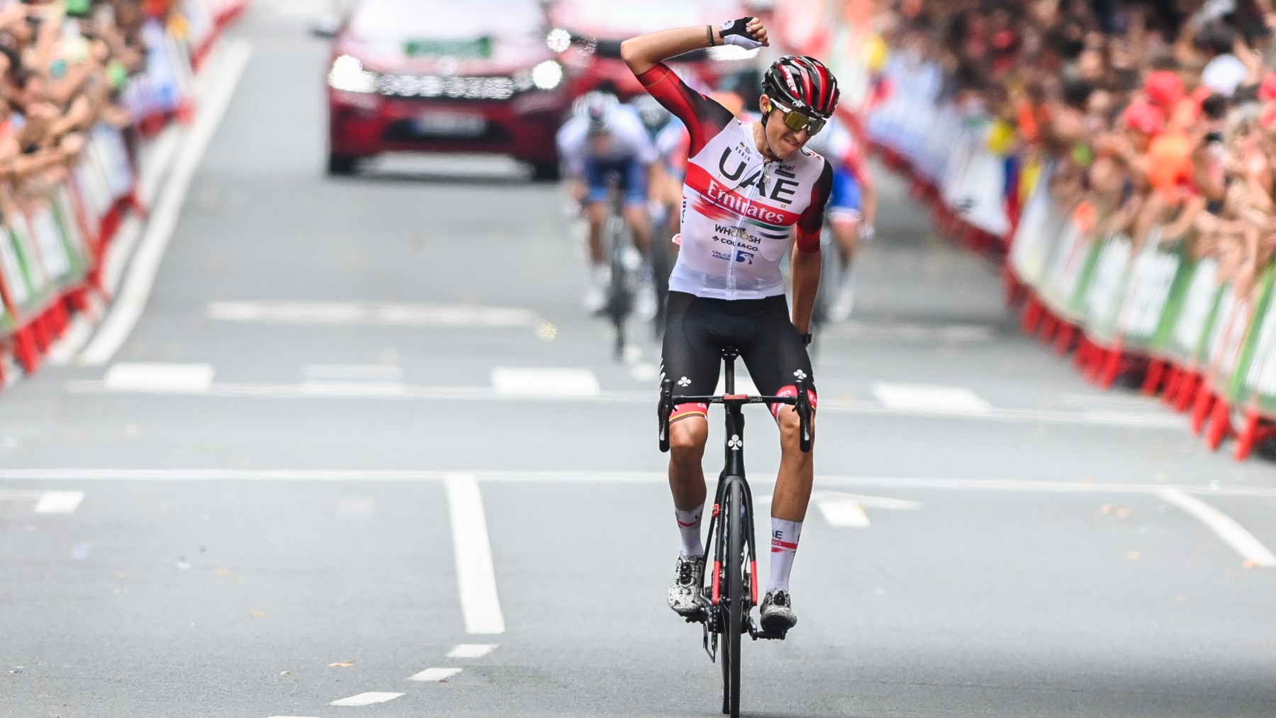 Marc Soler celebra la victoria en una etapa de la Vuelta a España 2022. (Europa Press)