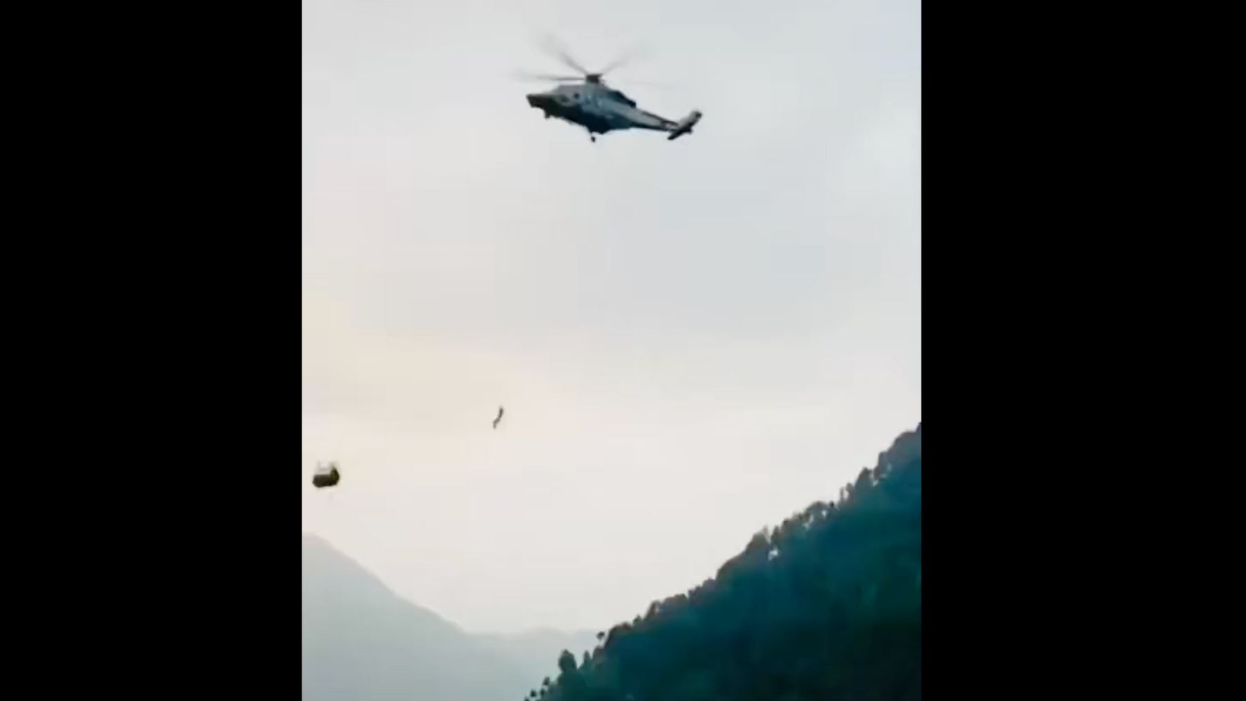 Momento en el que un helicóptero del ejercito de Pakistán rescata a un menor.