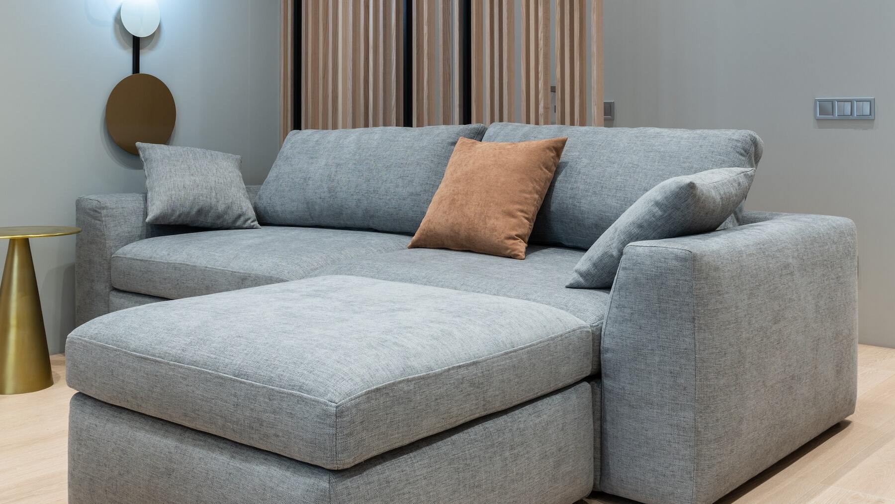 Cómo limpiar y eliminar manchas de un sofá tapizado en casa