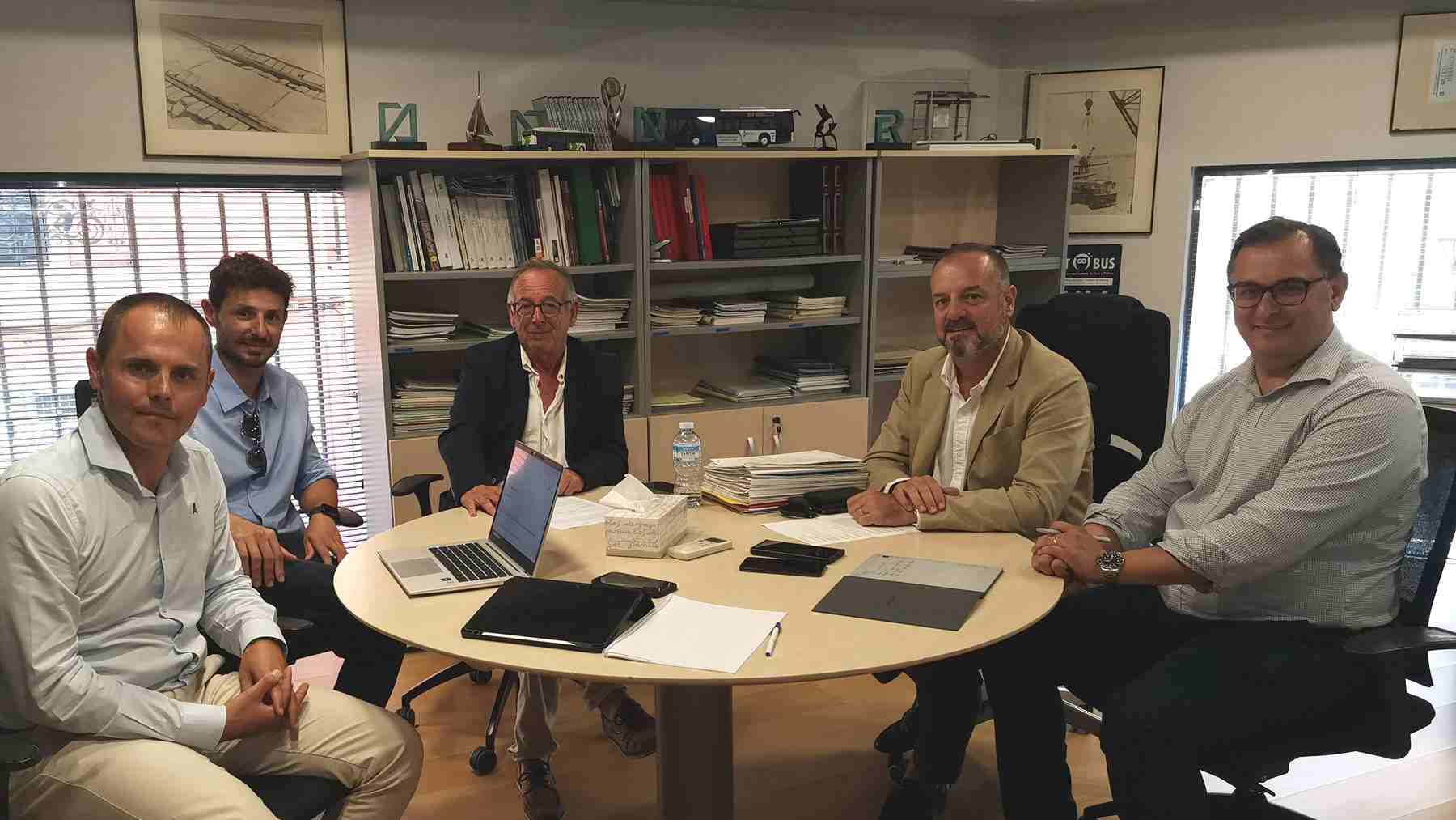 Reunión entre la dirección de la EMT y los responsables de la planta de hidrógeno de Lloseta (Mallorca).