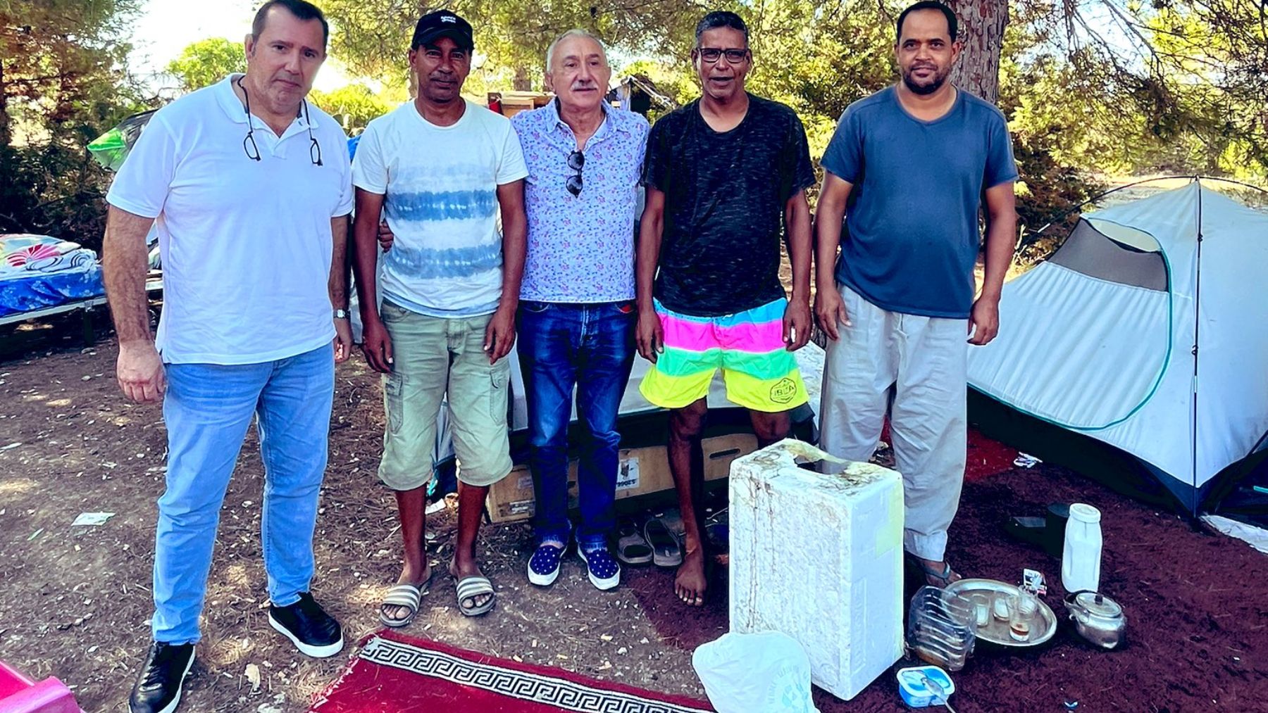 Trabajadores temporales en Ibiza en el asentamiento de infraviviendas acompañados por el secretario general de UGT en las Islas, Pepe Álvarez.