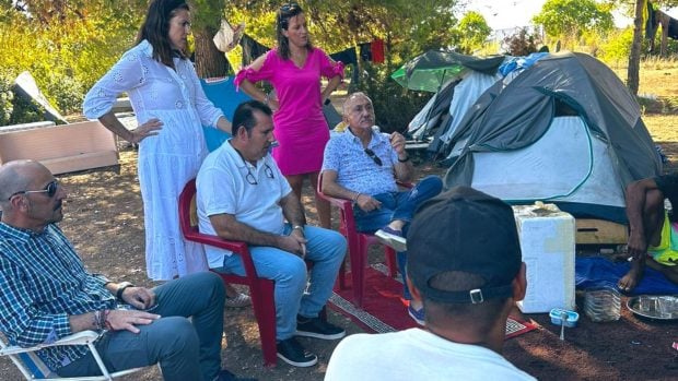 Representantes de UGT en el campamento de trabajadores temporales. 