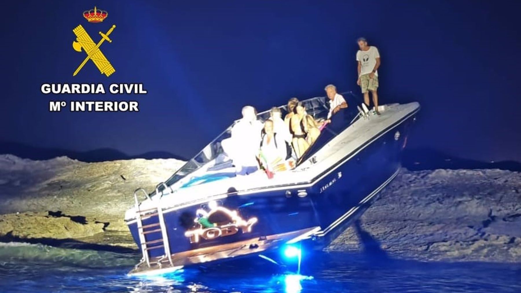 Rescatada una embarcación con 11 personas tras chocar contra un islote de Ibiza