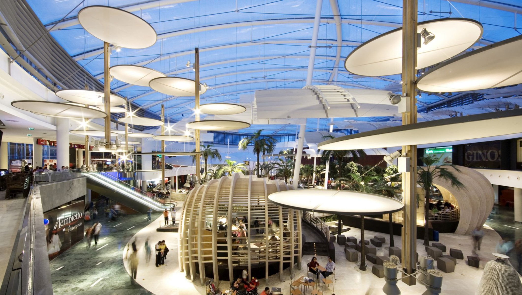 Interior del centro comercial Isla Azul (L35 Arquitectos)