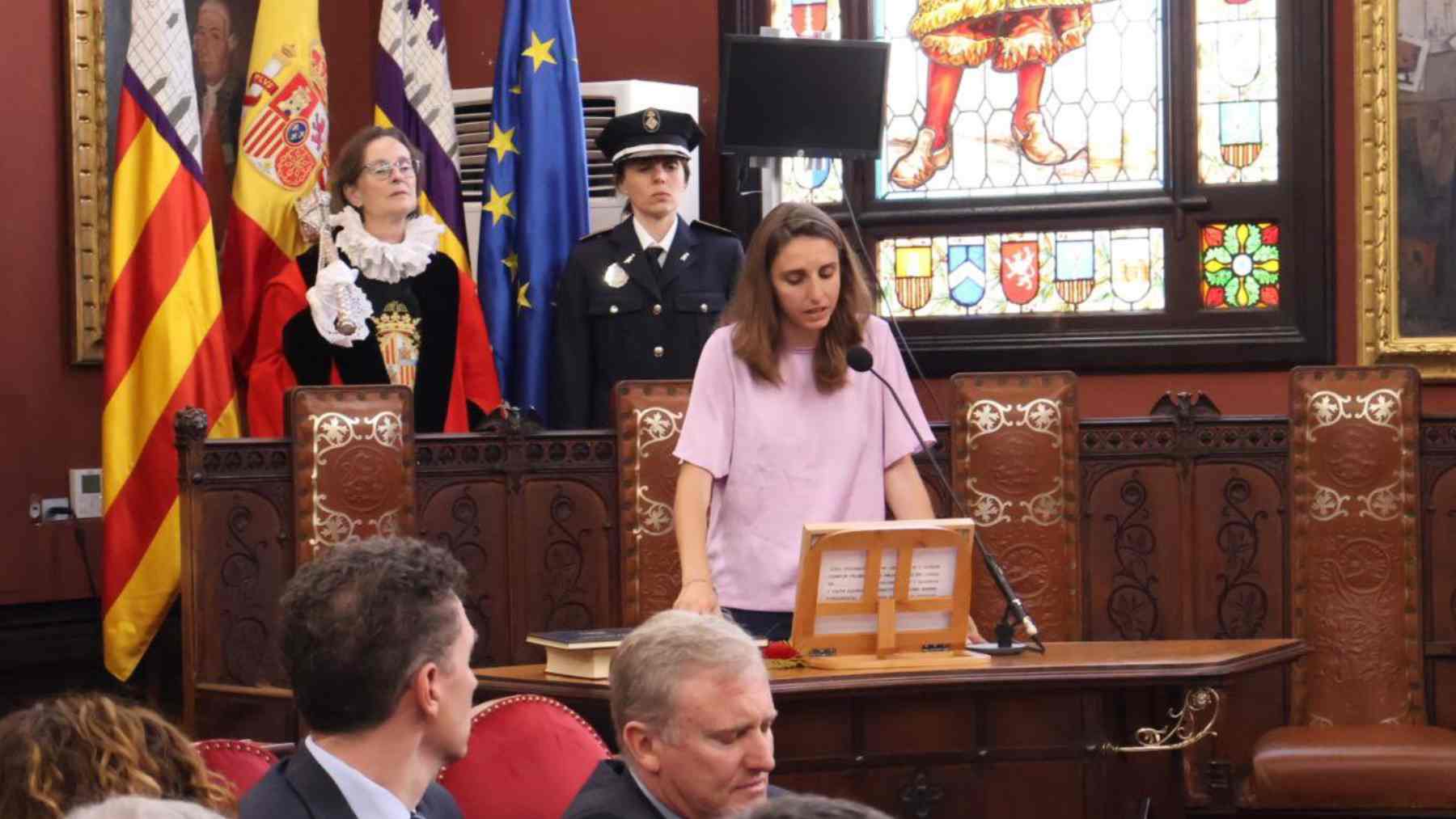 La concejal de Podemos en el Ayuntamiento de Palma, Lucía Muñoz, promete el cargo.
