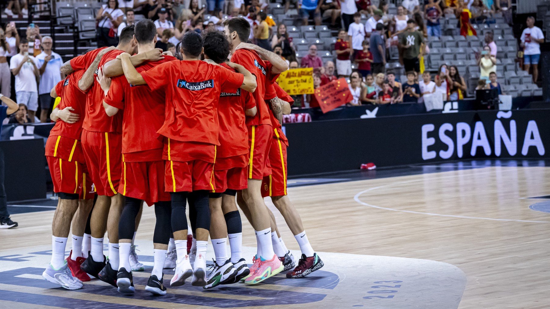 Los jugadores de la selección española, antes de un partido. (FEB)