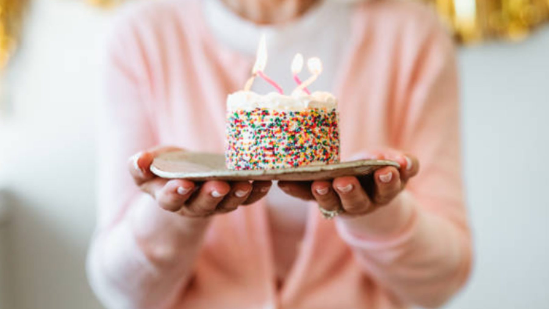Unos padres sorprenden a su hija con una tarta de cumpleaños que insinúa que su hija superó la ‘edad DiCaprio’