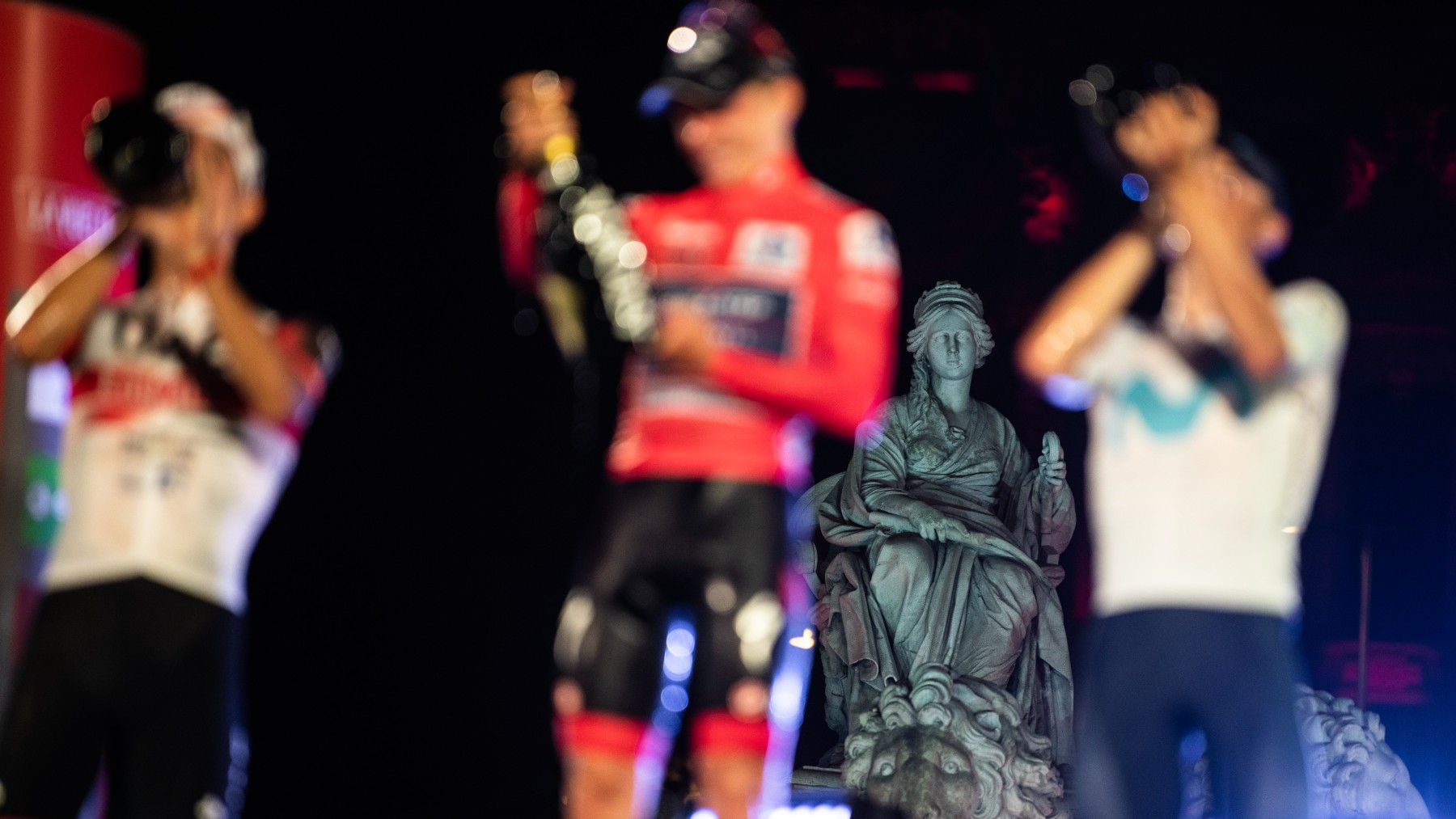 Los tres mejores de La Vuelta a España 2022, con la Cibeles de fondo. (Europa Press)