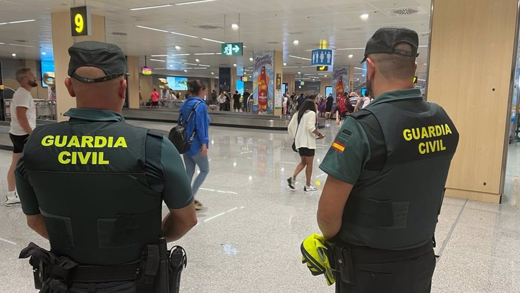 Miembros de la Guardia Civil en el aeropuerto