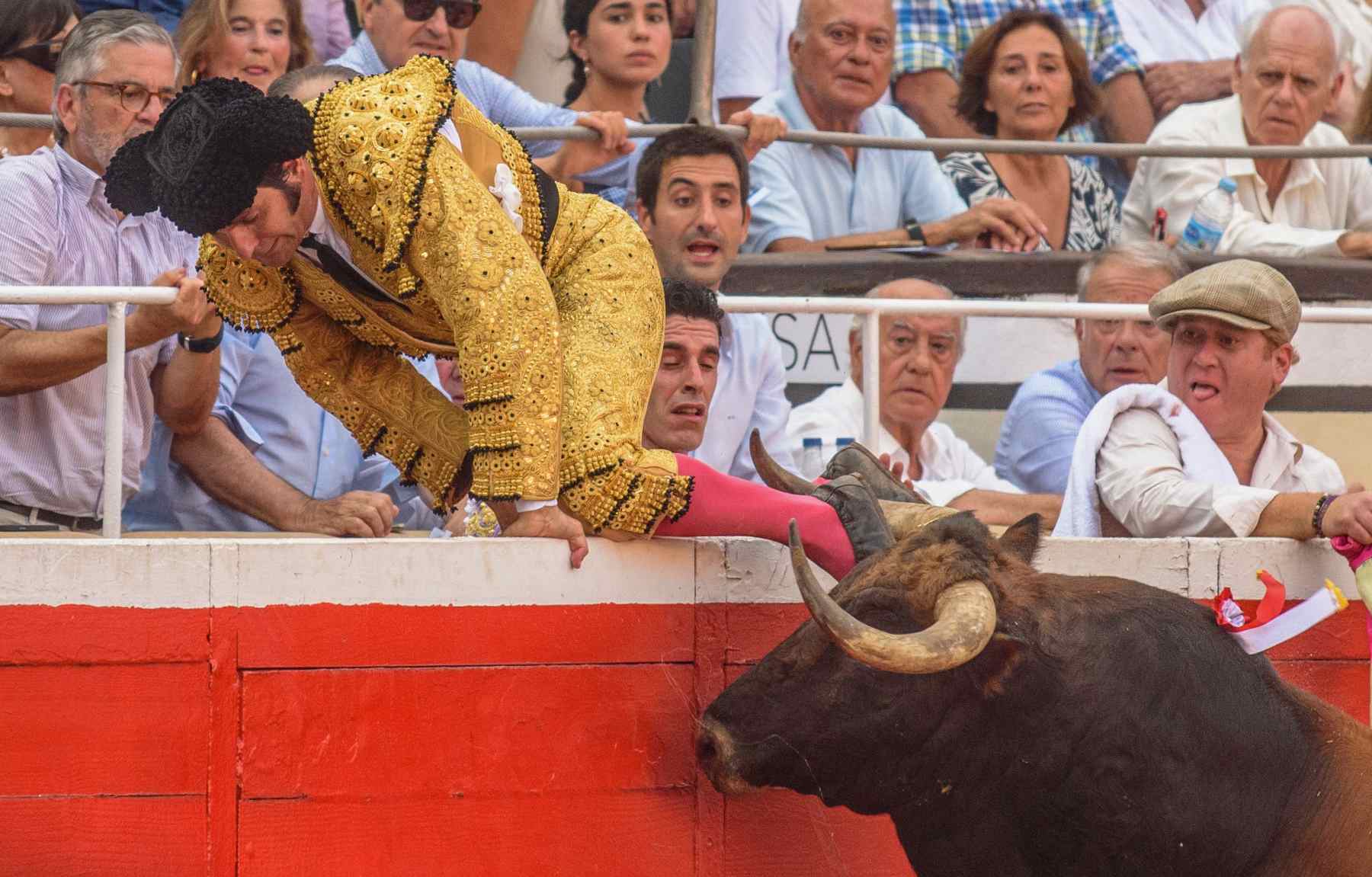 El torero Morante de la Puebla, a punto de sufrir una cogida en Bilbao