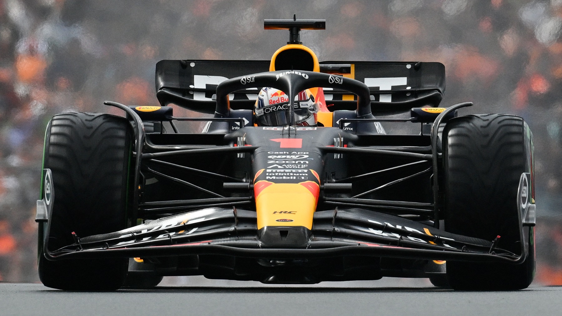 Max Verstappen se lleva la pole en Holanda. (AFP)