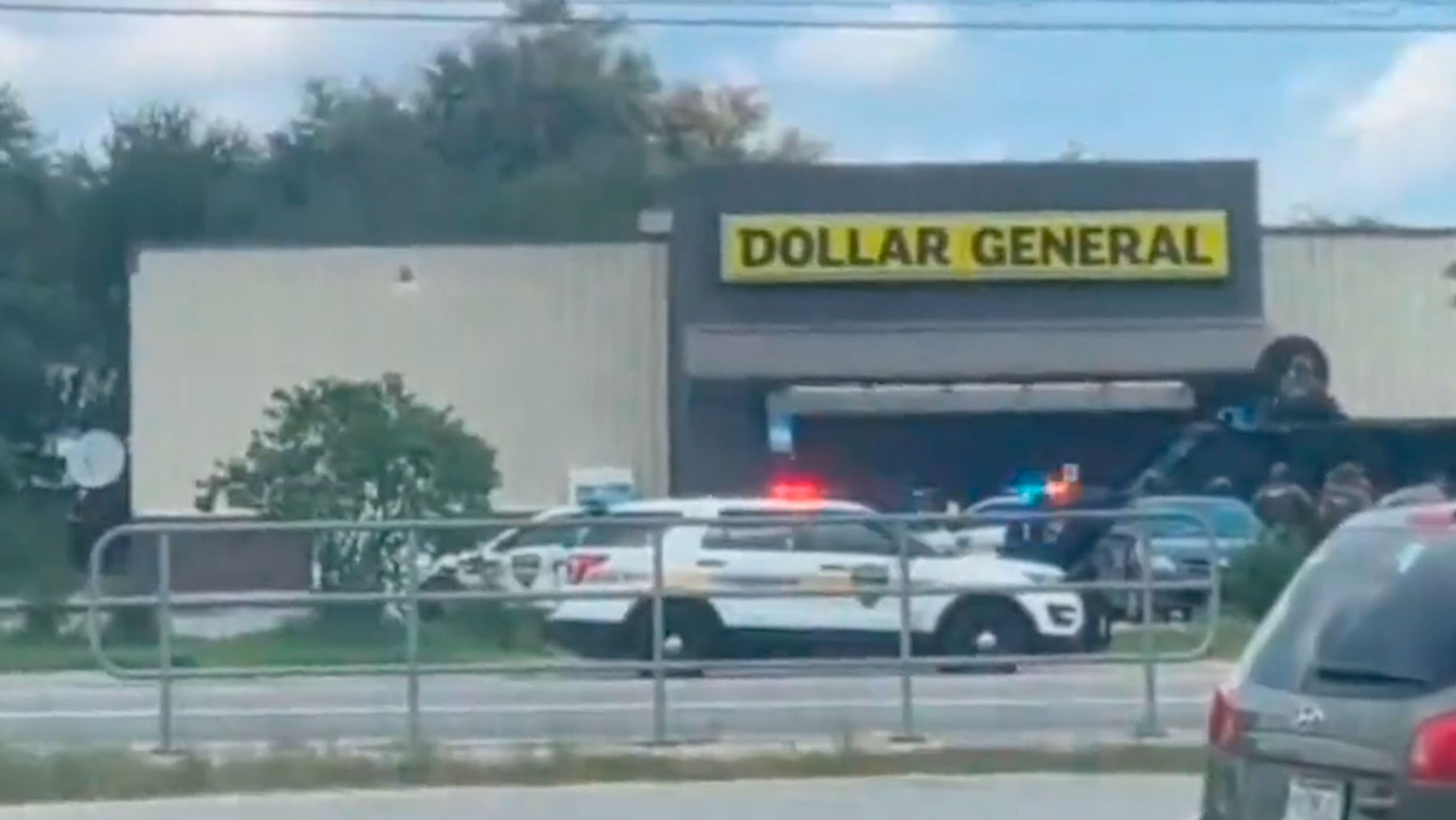 La policía acordona la zona del tiroteo en Jacksonville (Florida), donde han muerto tres personas.