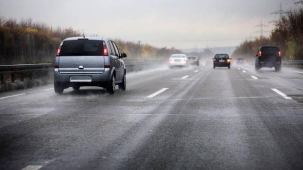 RACE alerta de que más del 15% de los accidentes de coche son por problemas en los frenos: así es como tienes que actuar si te fallan