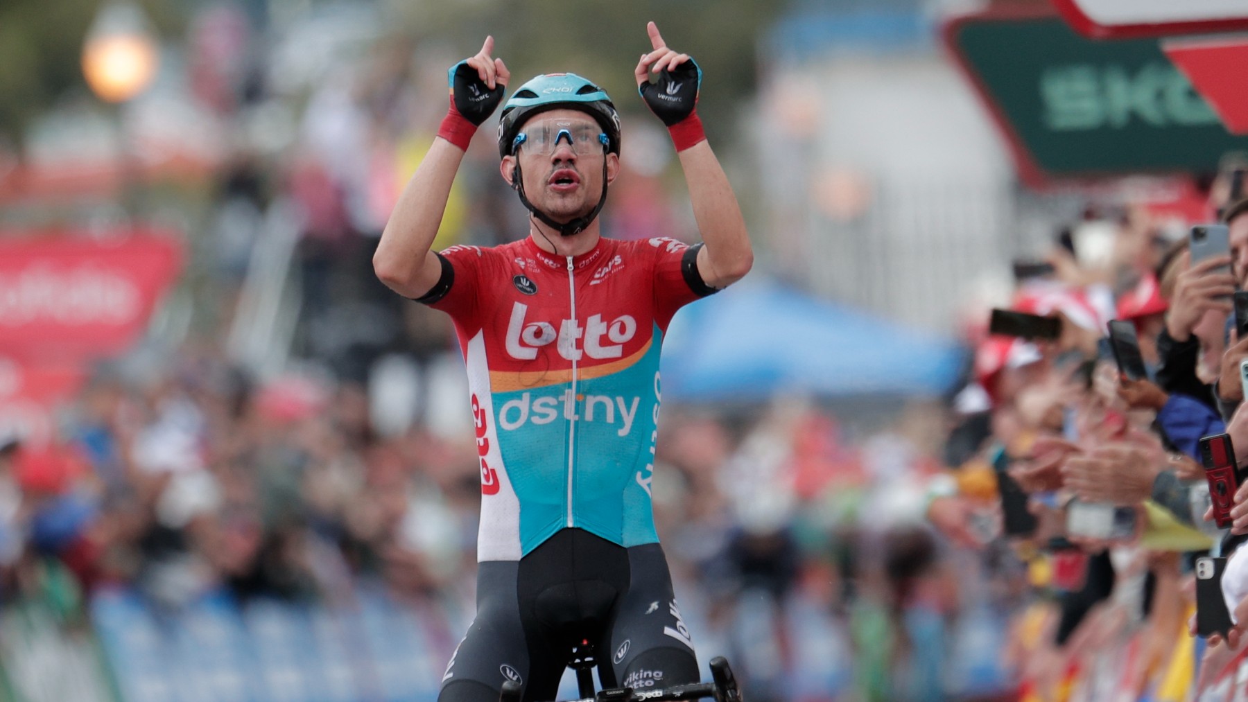 Kron celebra su victoria en la etapa 2 de la Vuelta. (EFE)
