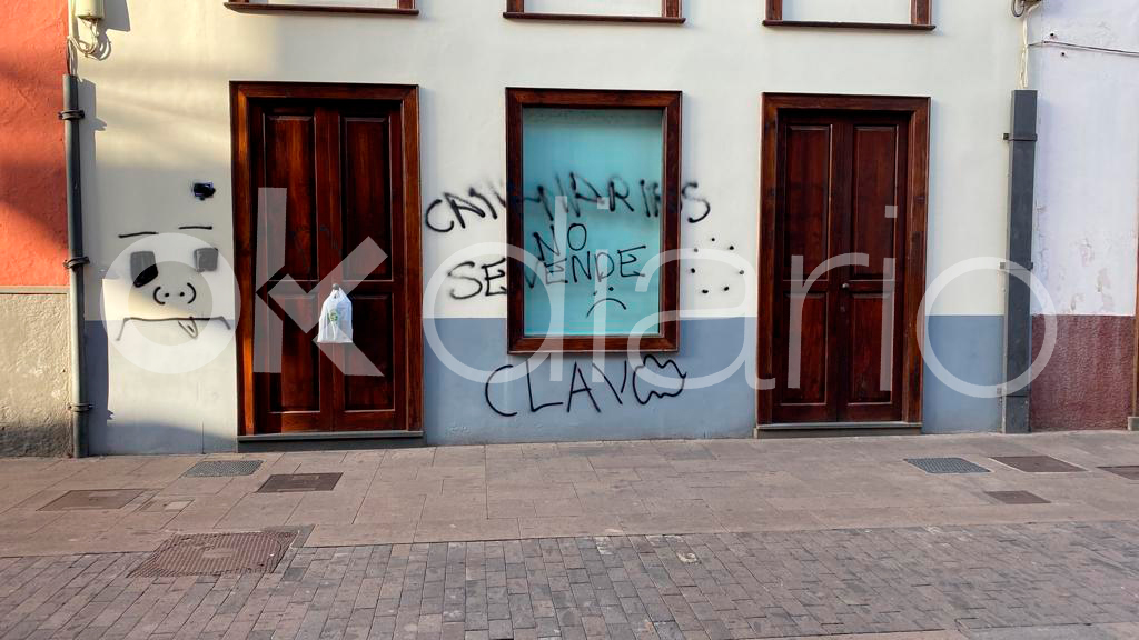 El domicilio del presidente de Canarias con las pintadas en su fachada. Foto: OKDIARIO