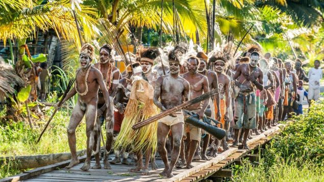 Canibalismo como castigo: la tribu de los Korowai se come a sus ladrones y criminales, dejando solo esta parte del cuerpo sin comer