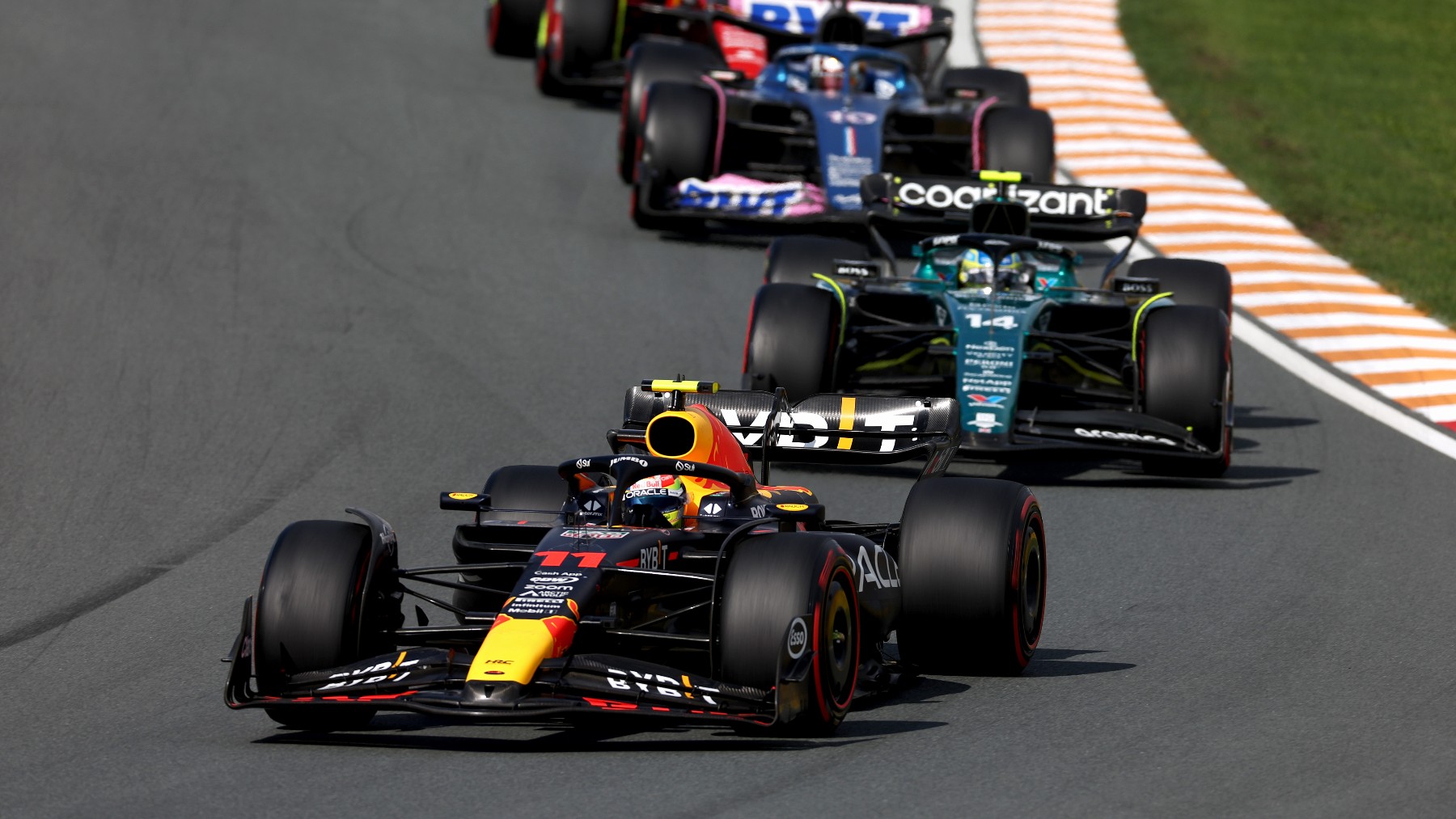 Verstappen  por delante de Alonso. (Getty)