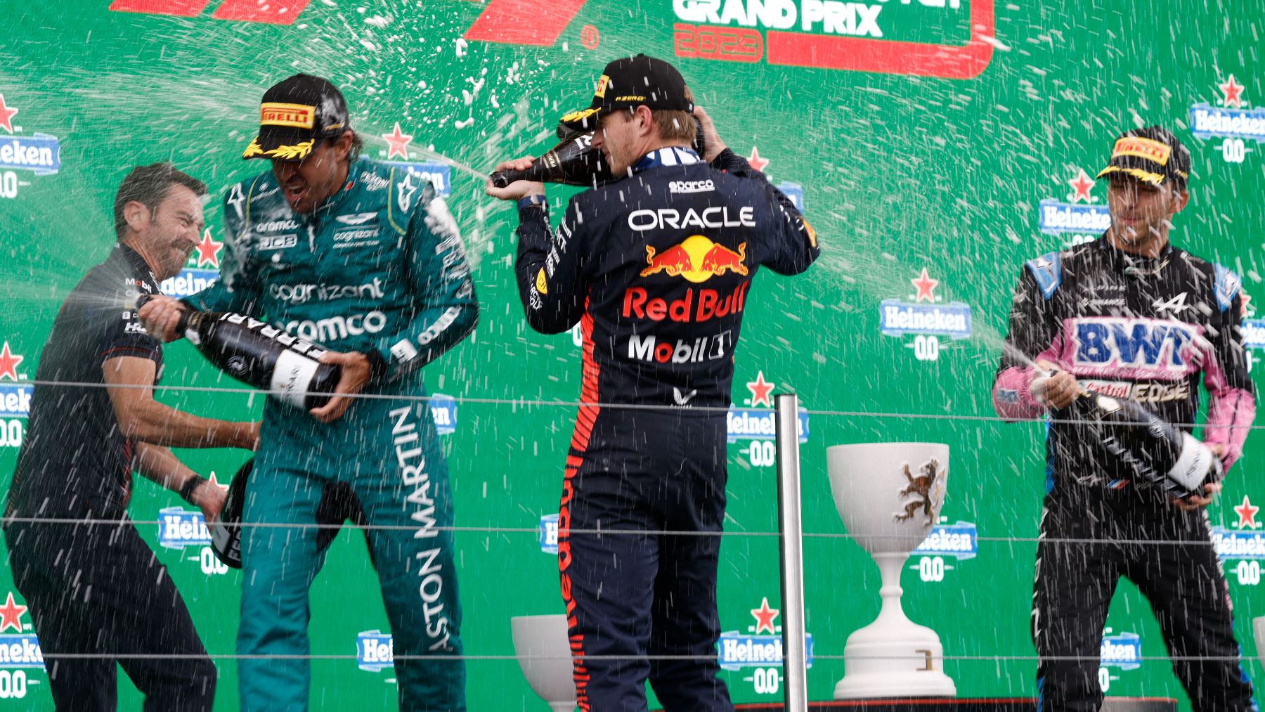 Alonso celebra la victoria en el podio. (AFP)