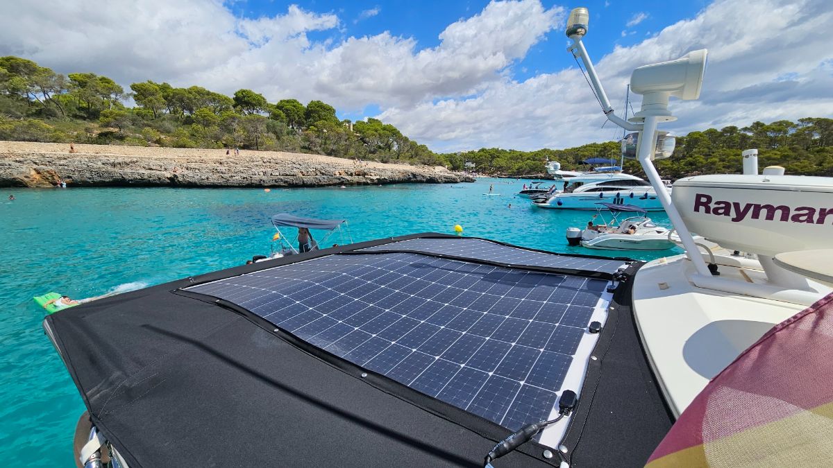 Cubierta Solar haelectrificado una embarcación motora instalando paneles solares y baterías de litio ferro fosfato de alta capacidad