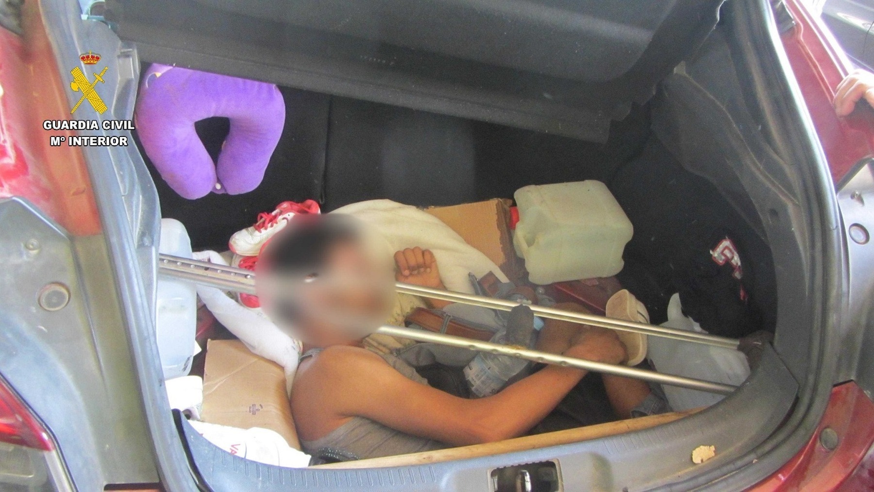 Inmigrante marroquí localizado en Melilla oculto en el hueco de la rueda de repuesto (GUARDIA CIVIL).