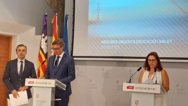 El conseller de Educación, Antoni Vera, en el Consell de Govern extraordinario, junto al portavoz del Govern, Antoni Costa, y la consellera de Salud, Manuela García