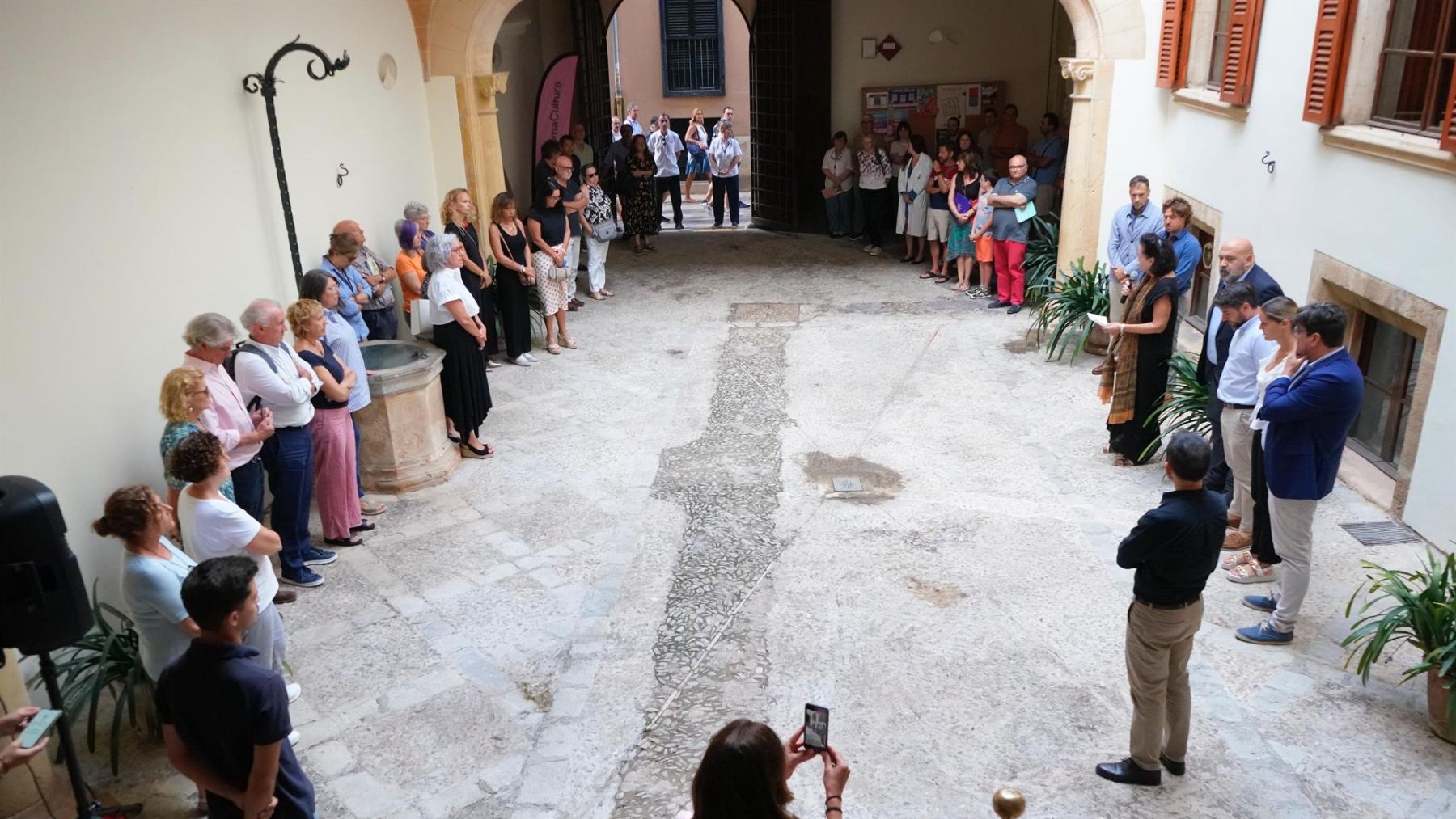 Momento del minuto de silencio en recuerdo de María José Massot en el patio de Can Oms