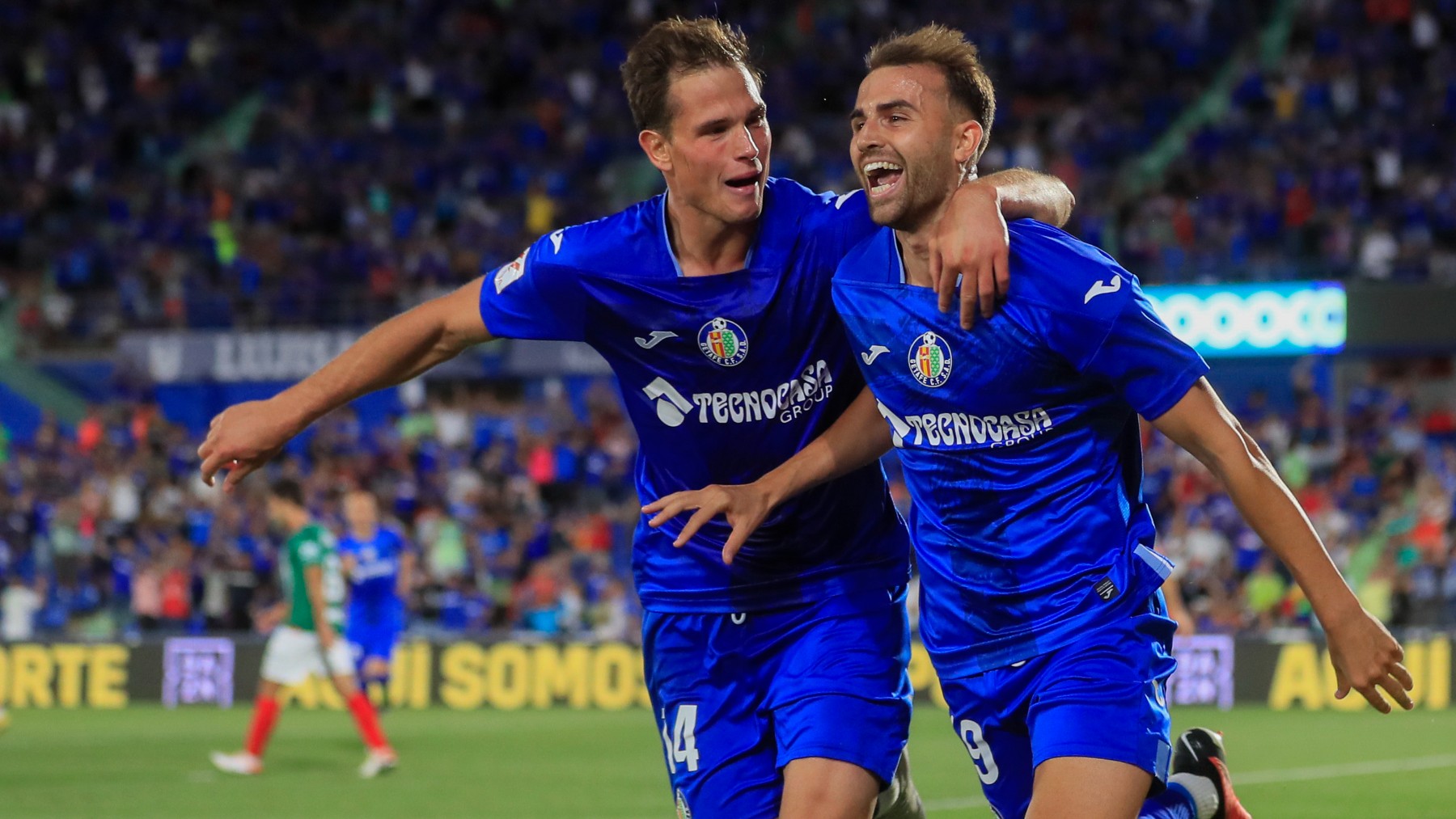 Borja Mayoral y Latasa celebran el gol del Getafe. (EFE)